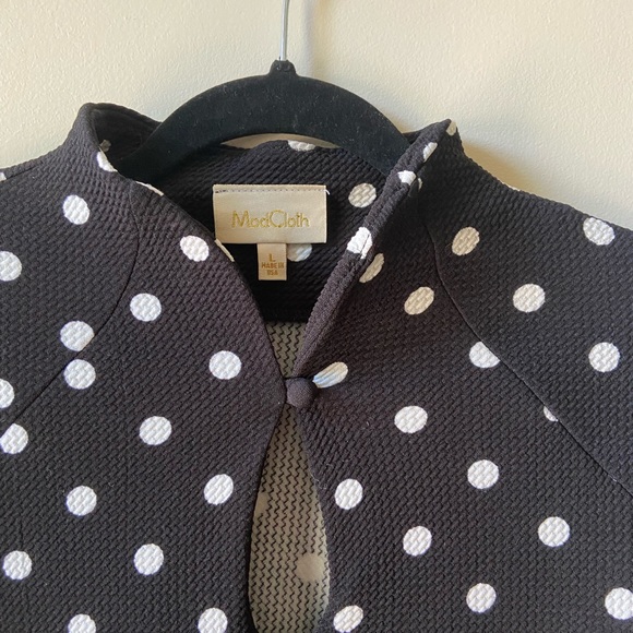 Polka dot short sleeve top with keyhole - Picture 3 of 8